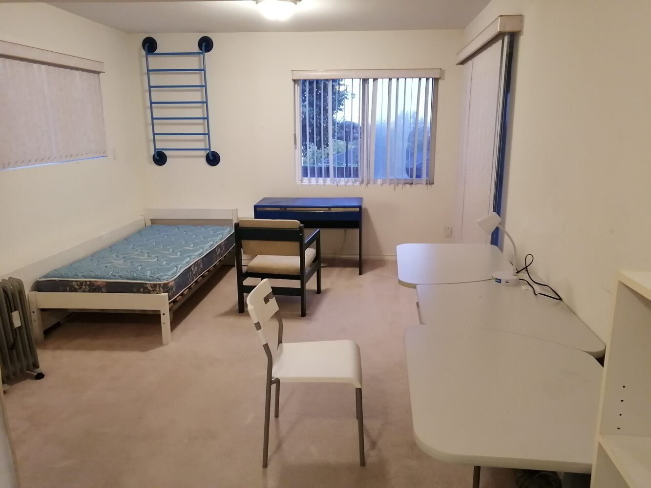 近Metrotown独立屋地面1大房分租。$860/月，限女生。